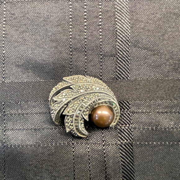 Jewelry - Vintage‎ sterling silver marcasite pin/brooch w/brown stone